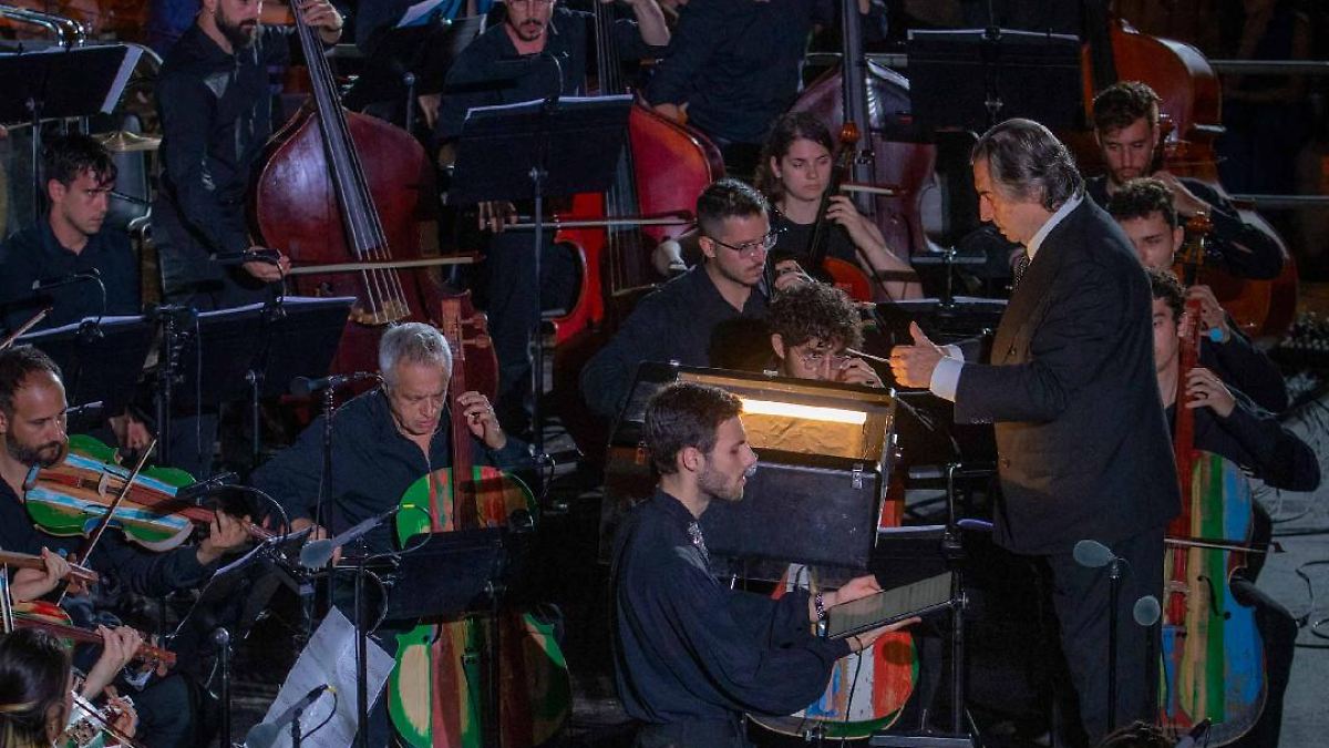 Konzert-mit-bunten-Instrumenten-Riccardo-Muti-dirigiert-hinter-Gittern